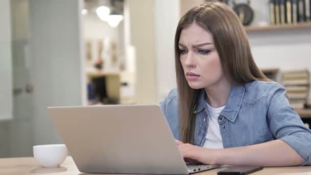 紧张的创意女性在笔记本电脑上工作 — 图库视频影像