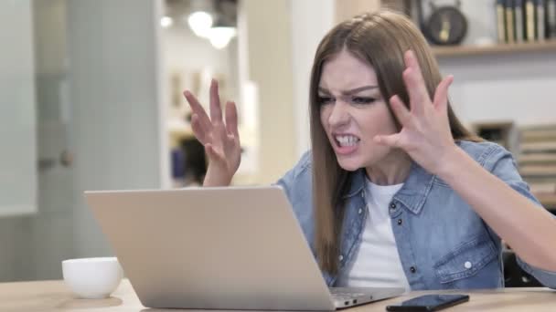 怒っている創造的な女性は 損失への応答中の不調を感じる — ストック動画