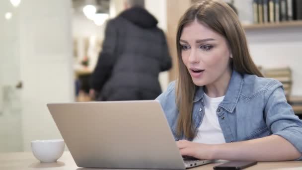 Überrascht Glückliche Kreative Frau Bei Der Arbeit — Stockvideo