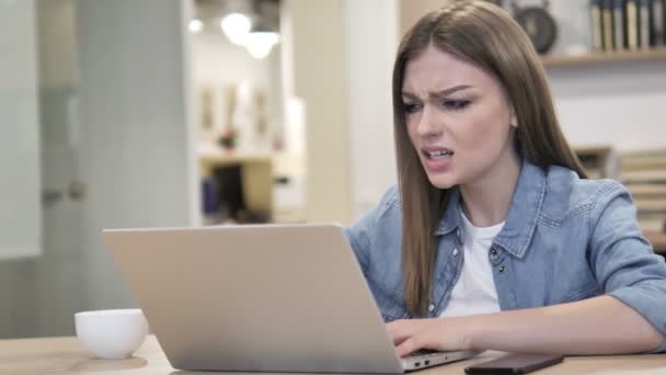 愤怒的创意女性在办公室工作时大喊大叫 — 图库视频影像