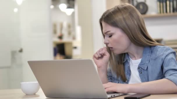 Zieke Creatieve Vrouw Het Werk Hoesten Hoesten — Stockvideo