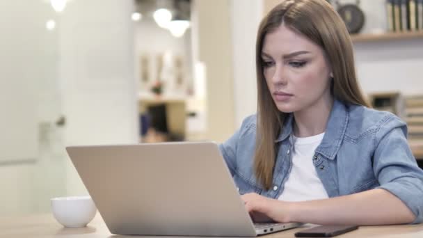创造性的女人与脖子疼痛忙碌工作的笔记本电脑 — 图库视频影像