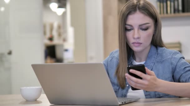 Mulher Criativa Trabalhando Com Smartphone Laptop — Vídeo de Stock