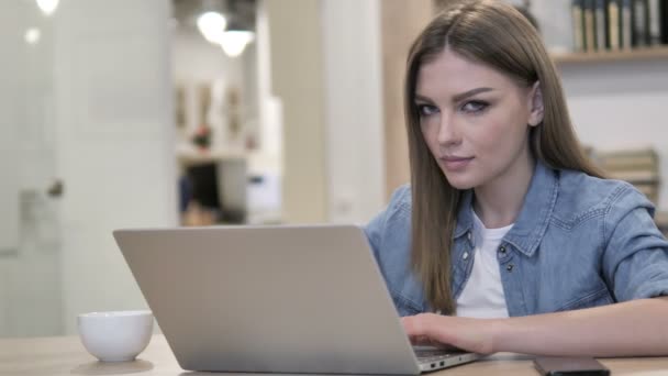 Feliz Creativo Joven Ojo Guiño Mientras Mira Cámara — Vídeo de stock