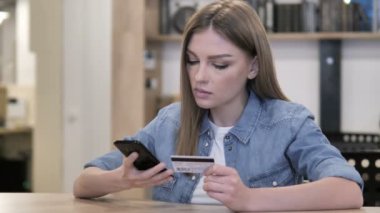 Online alışveriş için akıllı telefon kullanan genç kız bankacılık