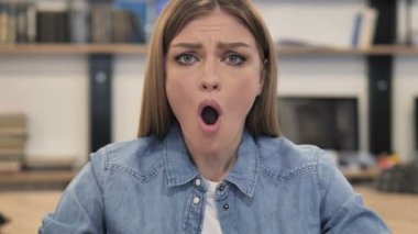 Şokta Yaratıcı Kadın Hayret Ediyor