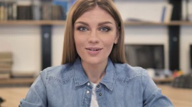 Şaşırmış mutlu yaratıcı kadın portresi