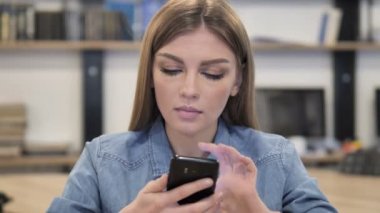 Genç kadın heyecan kullanarak Smartphone ise başarı için