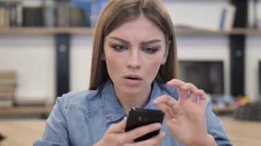 Şok Smartphone kullanarak süre yaratıcı kadın