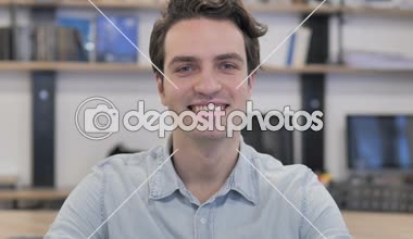 Başparmak yukarıya yaratıcı adam iş kameraya bakarak tarafından