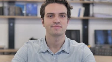 Thumbs Down Yaratıcı Adam İş Yerinde Kamera bakarak tarafından