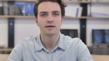 Yaratıcı adam Offcie hareketle başarı kutluyor