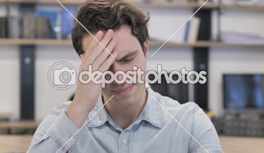 Baş ağrısı, ofiste gergin yaratıcı adam portresi