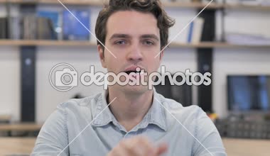 Ofiste çalışan yorgun yaratıcı adam esniyor