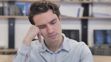 Ofiste çalışan yorgun yaratıcı erkeğin uyuyor