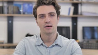 Hayır, yaratıcı adam iş yerinde parmak sallayarak tarafından teklif reddetme