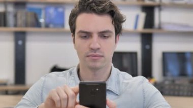 Ofiste Smartphone kullanan yaratıcı adam portresi