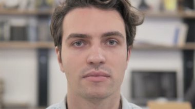 Ofiste merak şok yaratıcı insanın yakın çekim