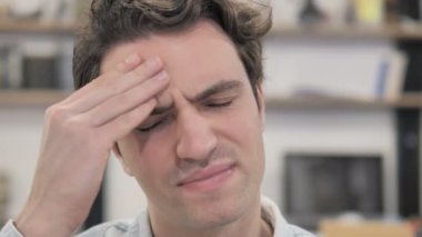 Baş ağrısı ile gergin yaratıcı insanın yakın çekim