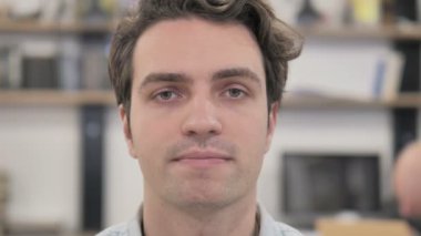 Hayır, yaratıcı adamın sallayarak baş tarafından inkar yakın çekim