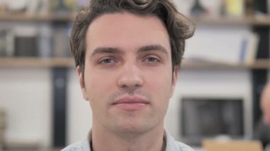 Evet, yaratıcı adamın sallayarak baş tarafından kabul yakın çekim