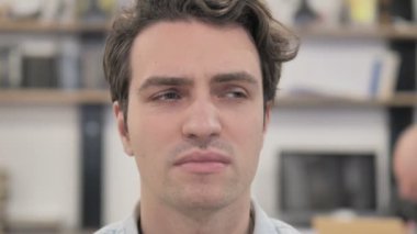 Casual adam diş ağrısı, enfeksiyon ile yakın çekim