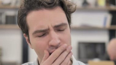 İş yerinde esneme yorgun yaratıcı insanın yakın çekim