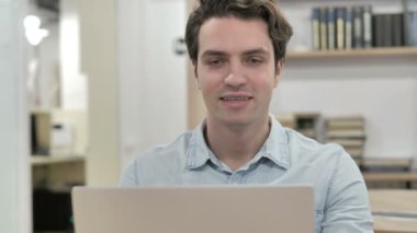 Online Video sohbet etmek üstünde Laptop iş başında