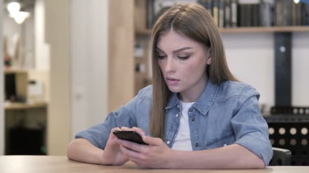 Mulher Criativa Reagindo Perda Usar Smartphone — Vídeo de Stock