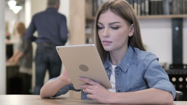 Młoda Kobieta Podczas Przeglądania Internetu Tablecie — Wideo stockowe
