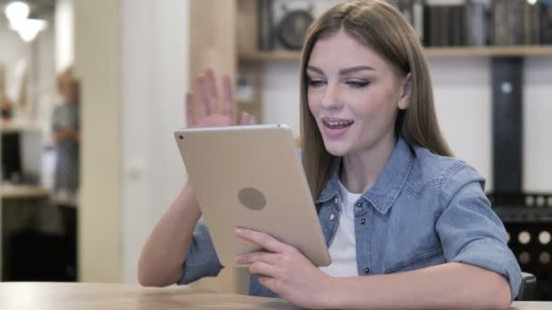 Chat Vídeo Line Tablet Por Happy Girl Falando — Vídeo de Stock