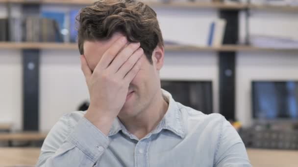 Dolor Cabeza Hombre Creativo Estresado Trabajo — Vídeos de Stock