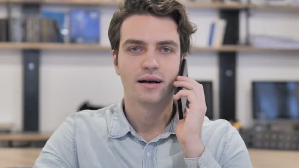 Портрет Творчої Людини Розмовляє Телефону Офісі — стокове відео