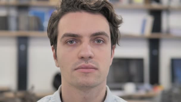 Närbild Allvarlig Kreativa Man Ansikte Tittar Kameran — Stockvideo