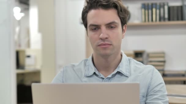 Pensive Creative Man Мислення Робота Ноутбуці — стокове відео