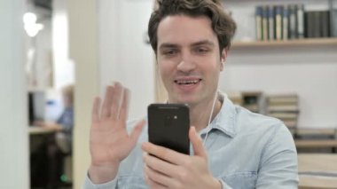 Smartphone cep telefonu ile yaratıcı adam tarafından online görüntülü sohbet
