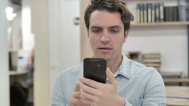 Smartphone kullanarak süre huşu içinde yaratıcı adam şok