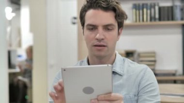 Adam başarı kullanarak Tablet süre kutluyor