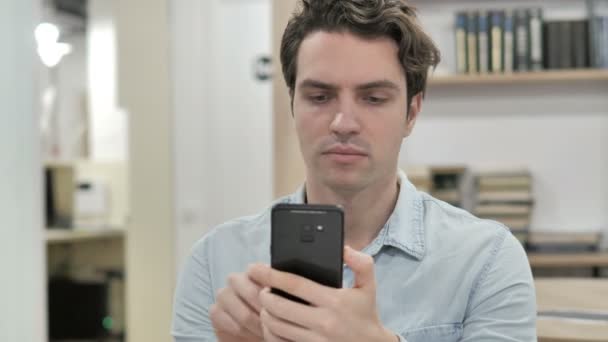Kreativa Man Använder Telefonen Och Laptop För Arbete — Stockvideo