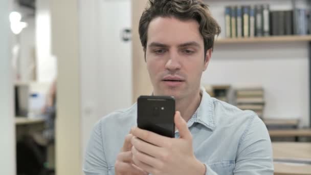 Choqué Homme Créatif Dans Crainte Tout Utilisant Smartphone — Video