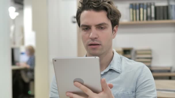 Online Görüntülü Sohbet Sırasında Tablete Konuşan Yaratıcı Adam — Stok video