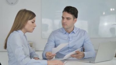 Kızgın işadamı belgeleri ortağı, iş kaybı ile tartışıyor