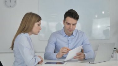 Proje belgeleri, evrak tartışırken iş adamları