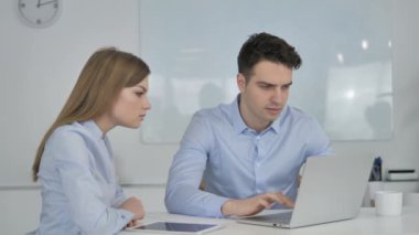 Dizüstü bilgisayarda çalışırken iş insanlar başarı kutluyor