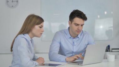 İş adamları iş başında Online mali kayıp tepki