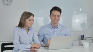 İş adamları, Laptop meslektaşları tarafından online görüntülü sohbet