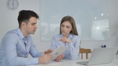 Tartışmak ve tablet yeni projenin fikir paylaşımı iş meslektaşım