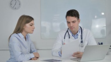 Doktor hasta ile tıbbi belgeleri tartışırken