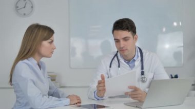 Doktor hastaya reçete yazıyor.