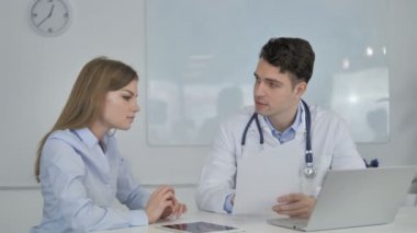 Hastayla iyi haber paylaşımı, tıbbi rapor tutan doktor
